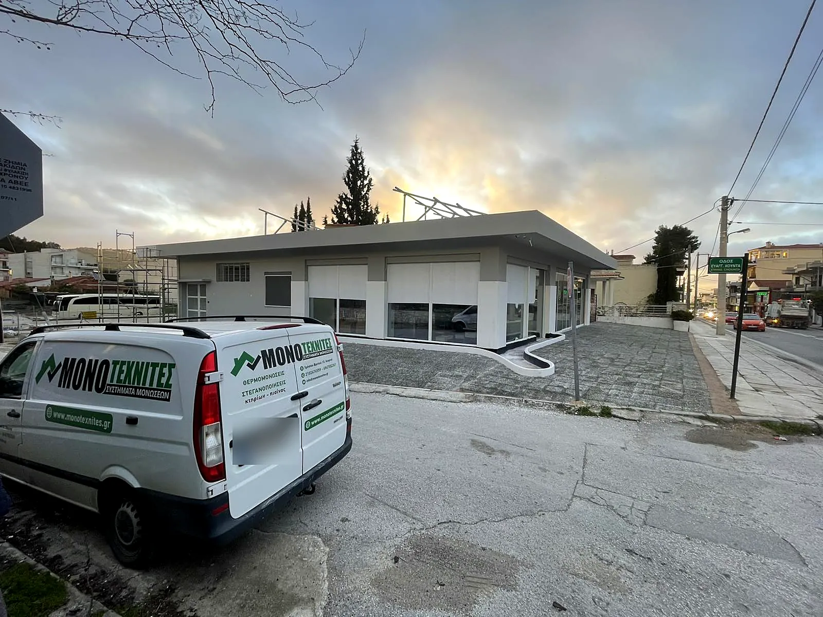 Το όχημα των Μονοτεχνιτών σε έργο επαγγελματικού ακινήτου