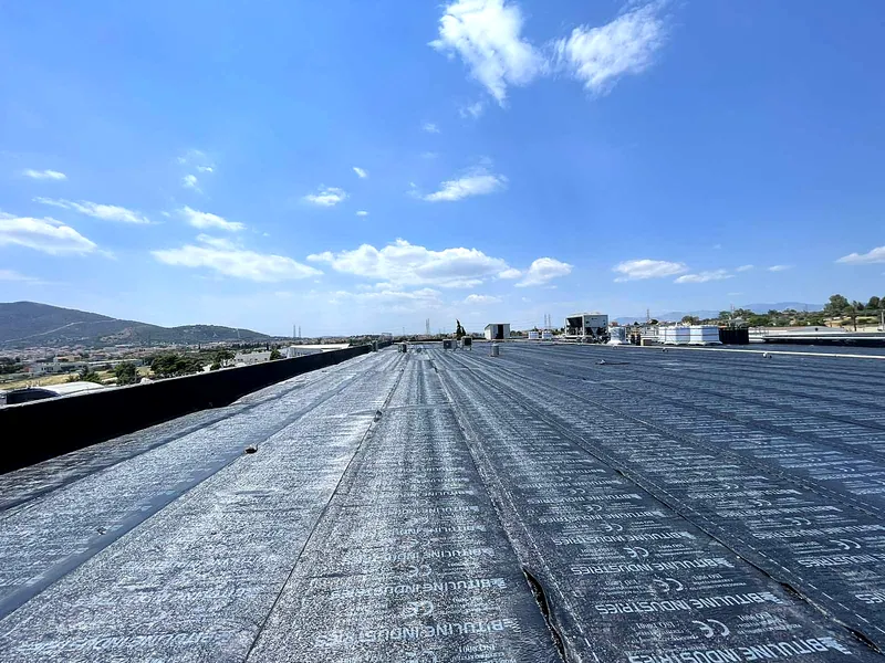 Τοποθέτηση ασφαλτόπανου σε μεγάλη επιφάνεια